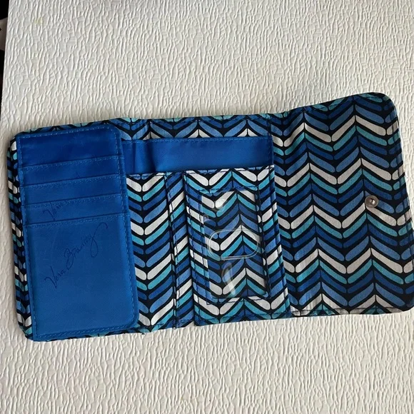Vera Bradley Blue and White‎ Women’s Wallet - Picture 5 of 8